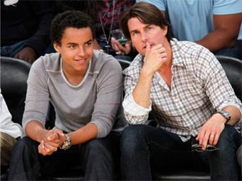 Том Круз хүүдээ гутрав